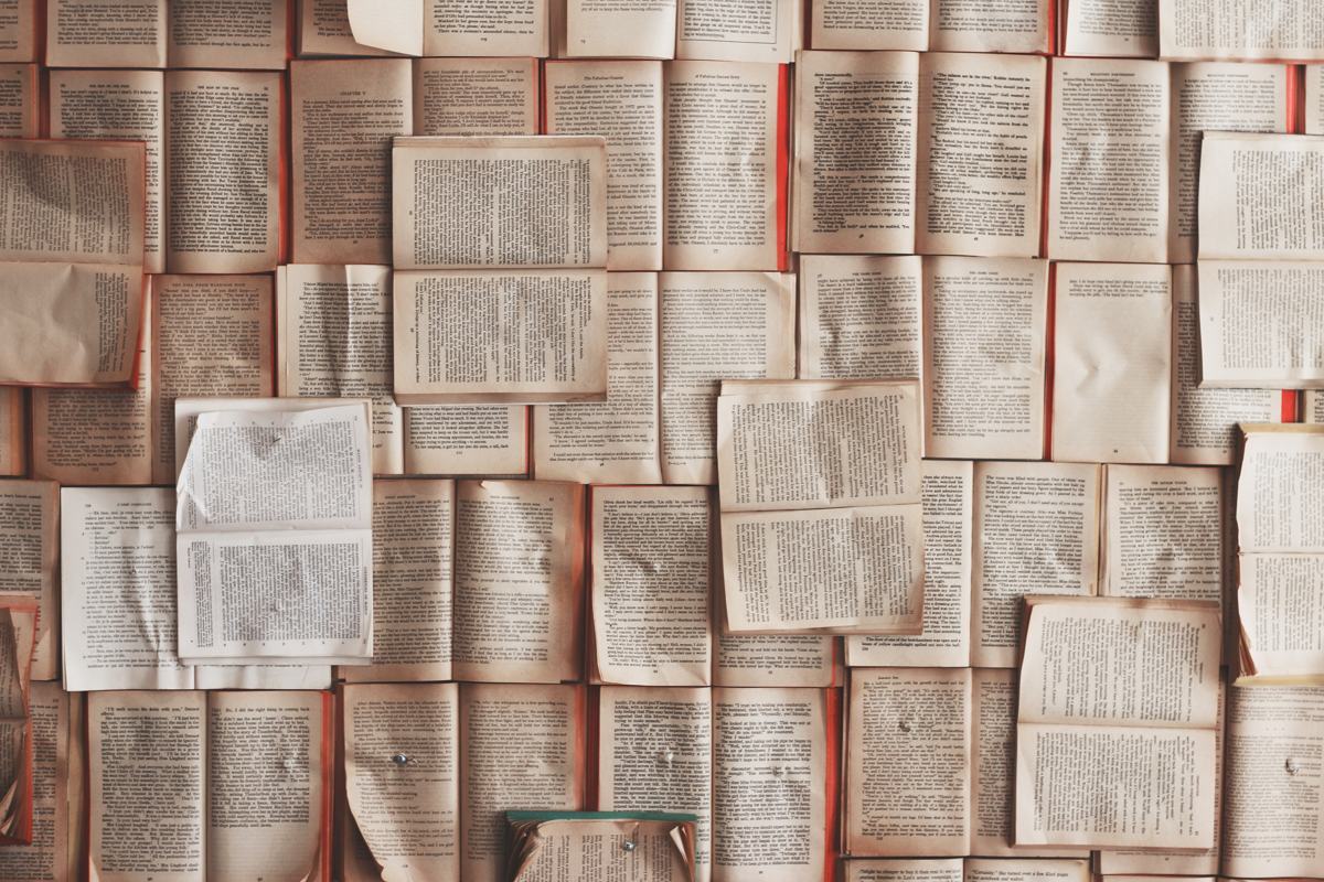 Pages de livres anciens étalées