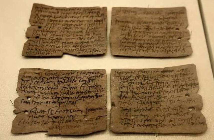 Tablettes de bois écrites à l'encre